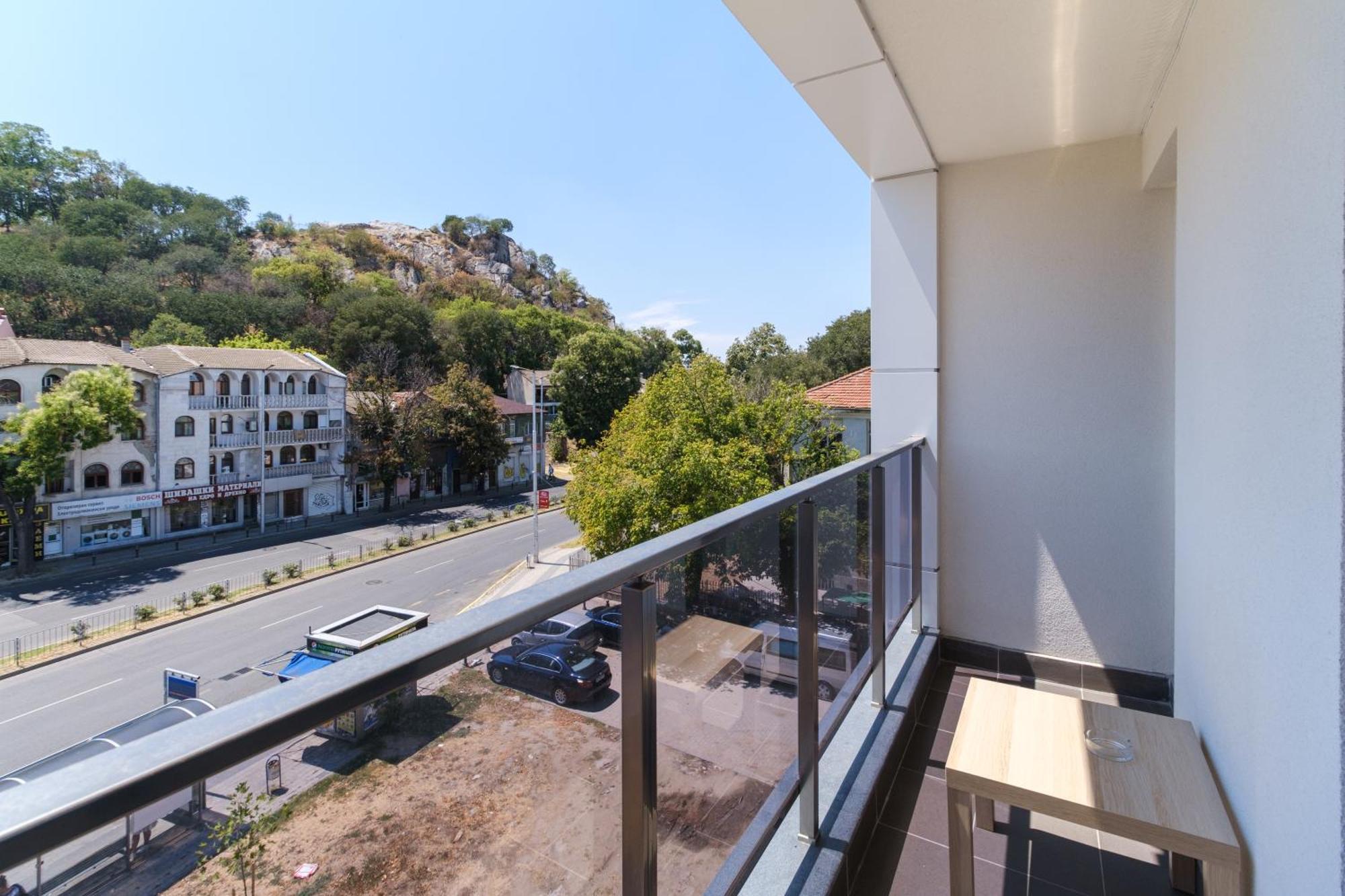 Modern 1-Bedroom Apartment With Free Parking Φιλιππούπολη Εξωτερικό φωτογραφία