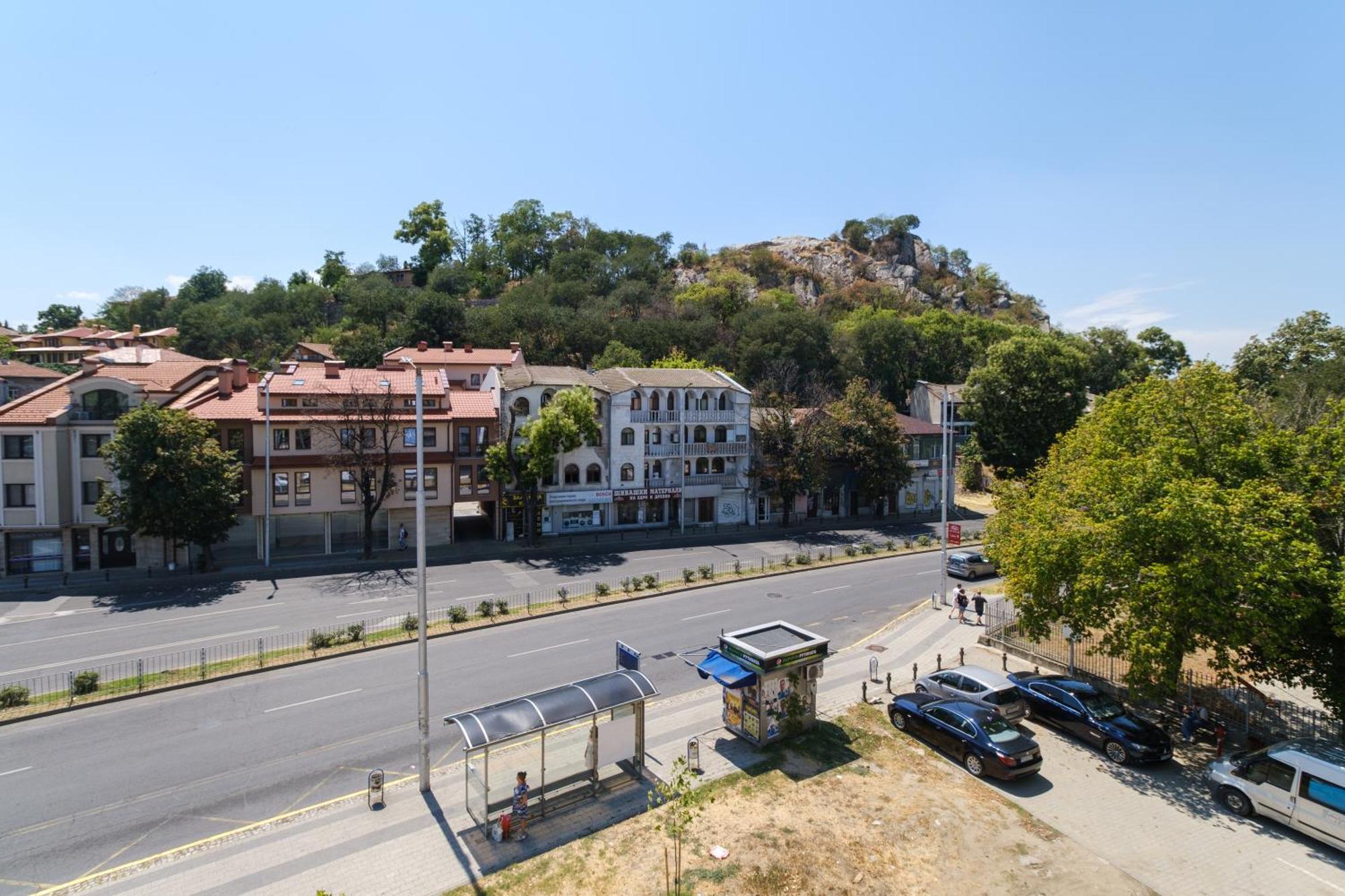 Modern 1-Bedroom Apartment With Free Parking Φιλιππούπολη Εξωτερικό φωτογραφία